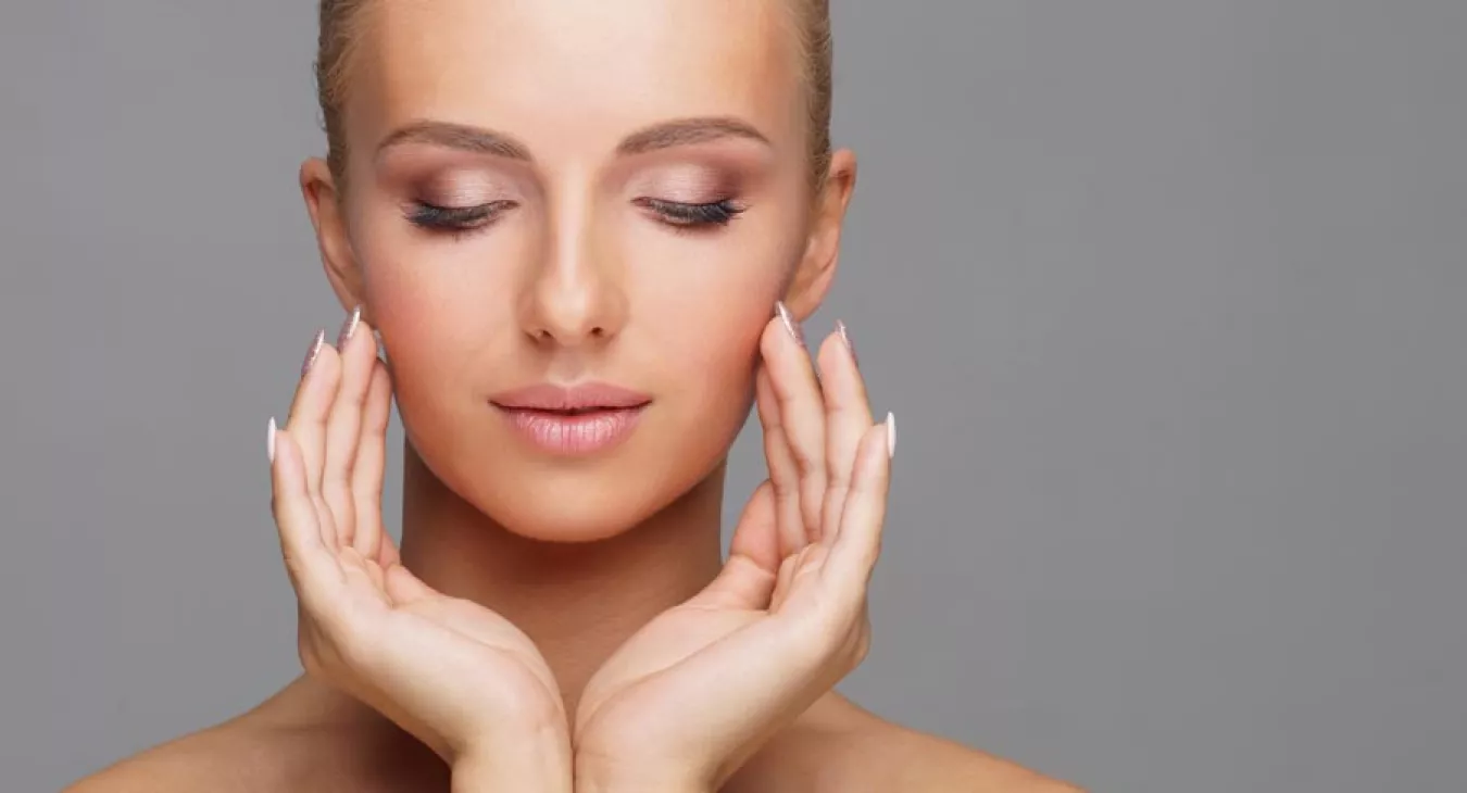 Bas-joues, ovale du visage relâché, plis d'amertumes Bas-joues, ovale du visage relâché, plis d'amertumes
